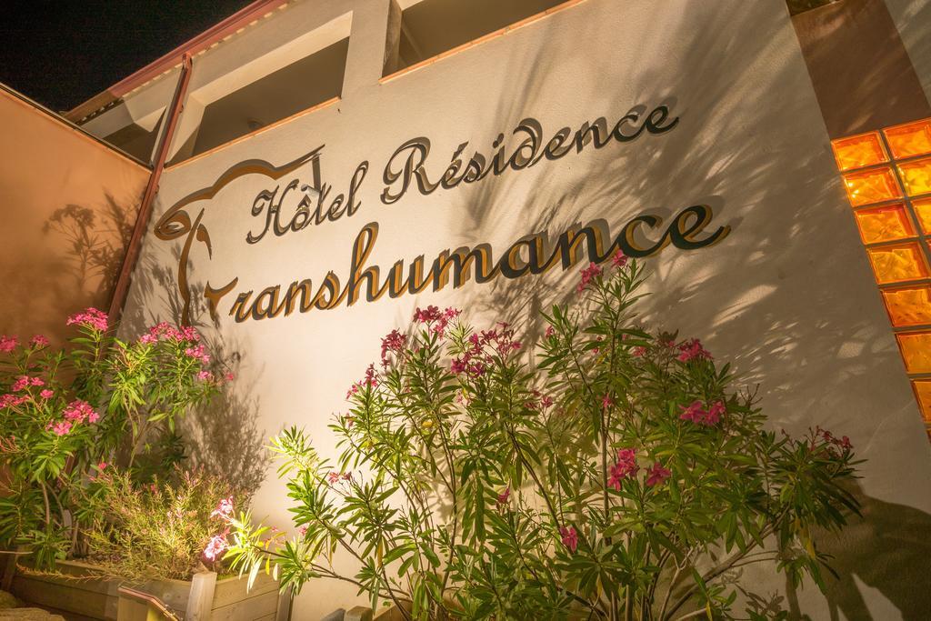 Hotel Et Residence De La Transhumance Saint-Martin-de-Crau Exteriör bild